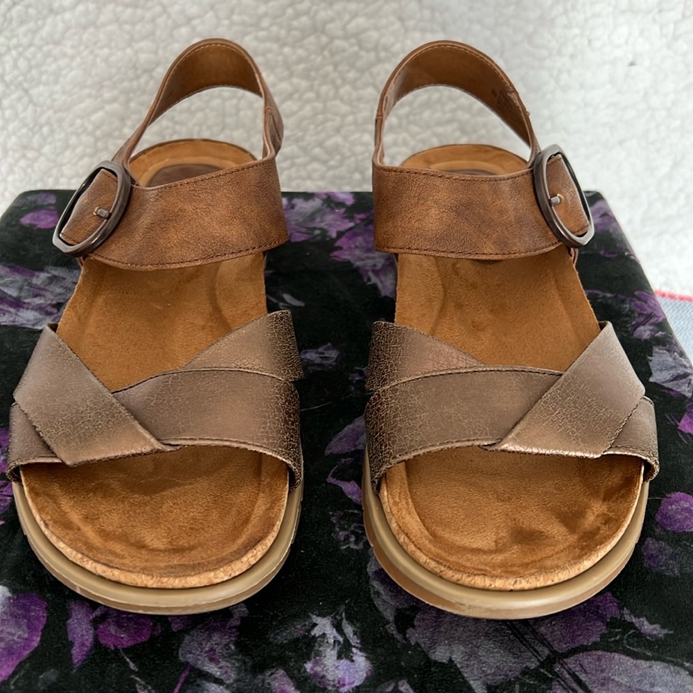 Women’s EuroSoft size 9 bronze/brown Galiana Sandal, great condition